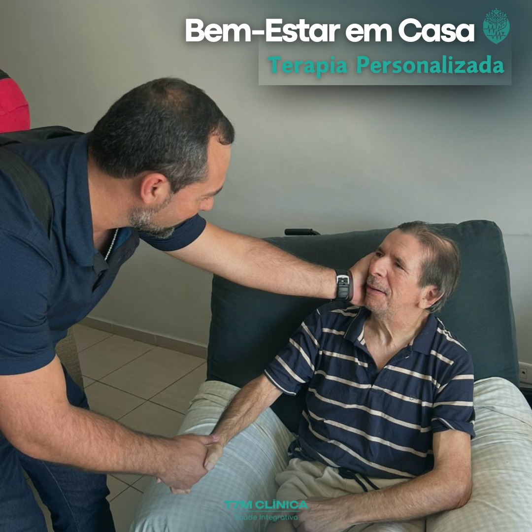 Profissional da T7M Clínica atendendo paciente em home care