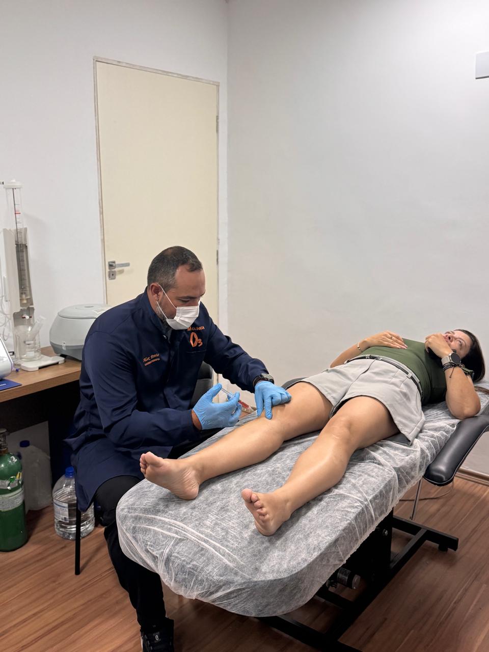 Aplicação de ozonioterapia no joelho por profissional da T7M Clínica